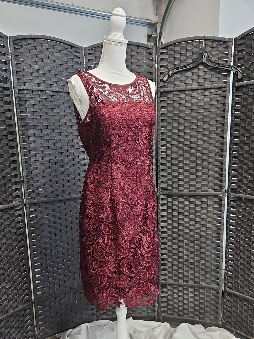 Sz 10 burgundy/wine Sleeveless Fully Lace Sheath Cocktail Dress by Adrianna Pape - Picture 3 of 13